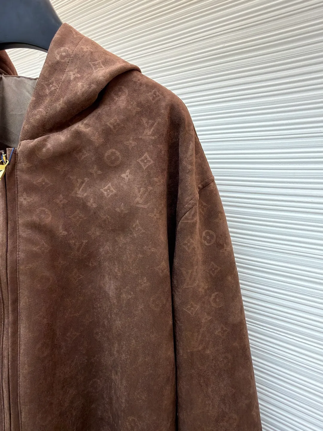 LOUIS VUITTON all-over printed hooded jacket ●Original version: 46000 purchased and developed ●Item number: 1682362-C10 ●Fabric: cotton fabric ●Technology: Fleece production ●Color: brown ●Version: fitted version ●Weight: about 1245 grams ●Size: S-M-L-XL ●Description: This Louis Vuitton brown hooded jacket is made of high-end imitation suede fabric, which is treated with frosting to form a fine suede texture. It is soft to the touch and has a natural matte luster. The surface of the fabric is embossed to present the brand's classic presbyopia pattern. The embossing depth is even, and the pattern outline is clear and not easy to fall off. The body is opened and closed with a two-way metal zipper, and the zipper pull is a brand-customized gold-plated style that has been treated with antioxidants to prevent fading. The hood is three-dimensionally cut, and is lined with breathable lining inside to improve wearing comfort; the cuffs and hem are edged with high-elastic ribs, and the ribs and body fabric are sewn with double-needle stitching for high firmness. The overall shape is a loose shoulder design, and the cut pieces have been adjusted through many trials. The splicing between the shoulders and the body uses a buried clip process to make the lines smooth and reduce wearing friction. Every detail has been strictly quality controlled to take into account both design and practicality. The overall wiring is straight and delicate, the fabric is comfortable and soft, and the color is consistent without color difference. It can be matched with the same style to create a fashionable look and control various occasions. Customized accessories, complete with three standards, same style for men and women!